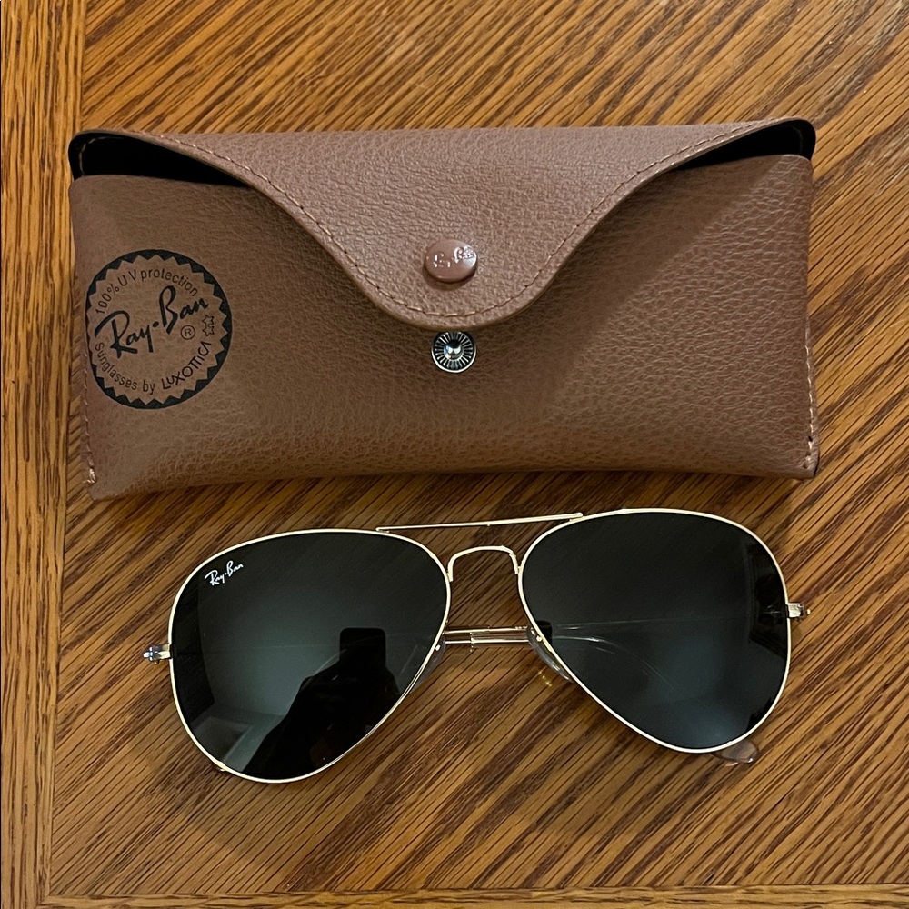 Ray-Ban Gold Frame Aviators Sunglasses with Black Lenses